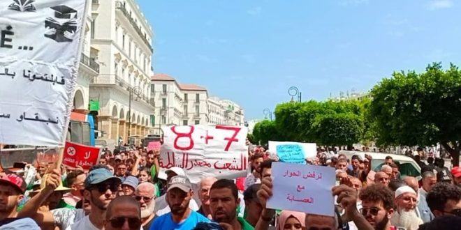 المتظاهرون الجزائريون يلوحون في مسيرات الجمعة بتنفيذ عصيان مدني